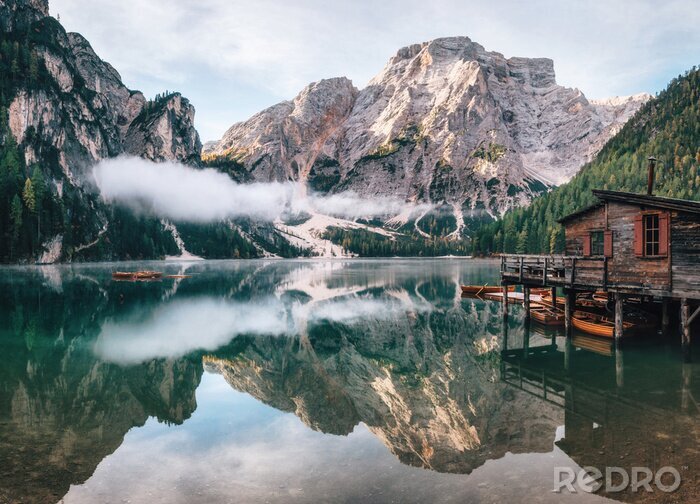Fotobehang Uitzicht op het meer van Braies in Italië