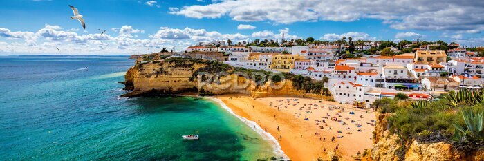 Fotobehang Uitzicht op het strand en de stad Carvoeiro in Portugal