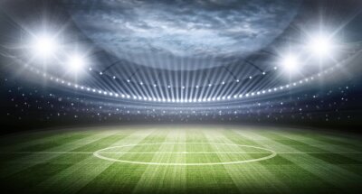 Fotobehang Uitzicht op het veld en het stadion, verlicht door schijnwerpers.
