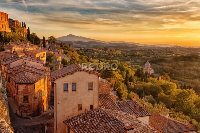 Fotobehang Uitzicht op Toscane vanaf de muren van Montepulciano bij zonsondergang