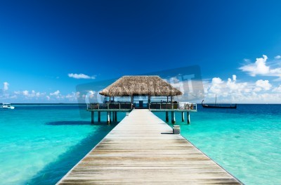 Fotobehang Uitzicht vanaf het strand op huisjes in de Malediven
