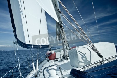 Fotobehang Uitzicht vanop het dek van een zeilboot
