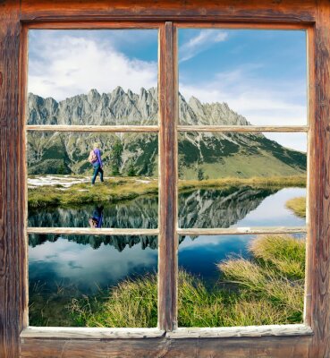 Fotobehang Uitzicht vanuit het raam op de bergen en een toerist