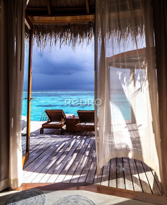 Fotobehang Uitzicht vanuit het raam op de blauwe oceaan