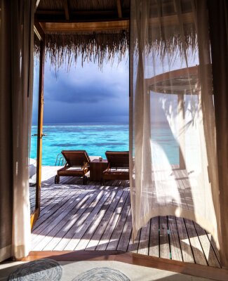 Fotobehang Uitzicht vanuit het raam op de blauwe oceaan