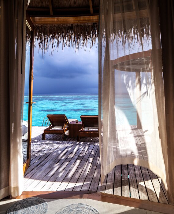 Fotobehang Uitzicht vanuit het raam op de blauwe oceaan