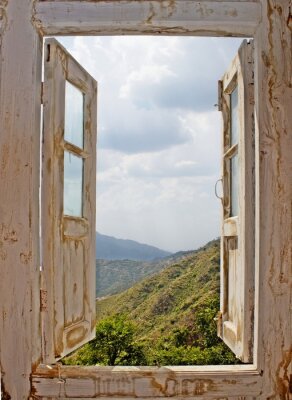Fotobehang Uitzicht vanuit het raam op een schilderachtig berglandschap
