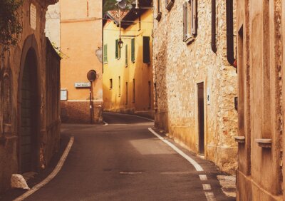 Fotobehang Uliczka miejscowość Włochy Alpy wieczór