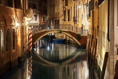 Venetiaans kanaal bij nacht