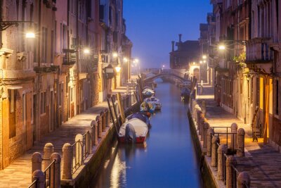 Venetiaans straatje bij nacht