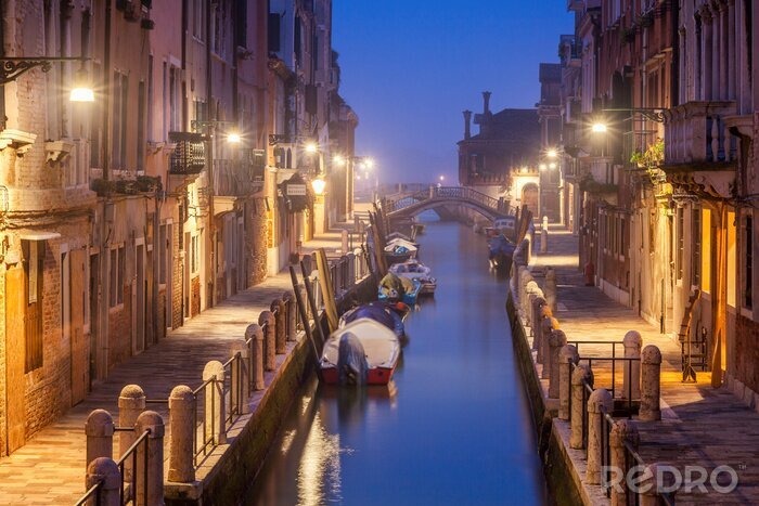 Fotobehang Venetiaans straatje bij nacht