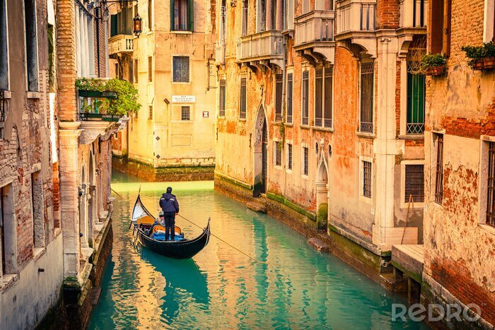 Fotobehang Venetiaans straatje in het water