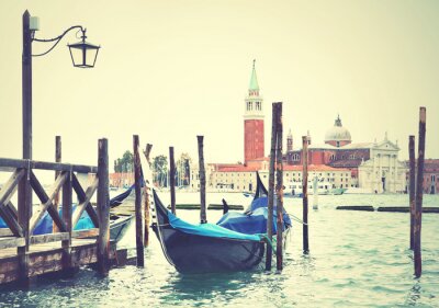 Fotobehang Venetiaanse gondel op de achtergrond van het plein