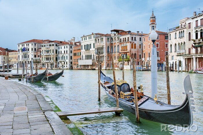 Fotobehang Venetiaanse gondels in de haven