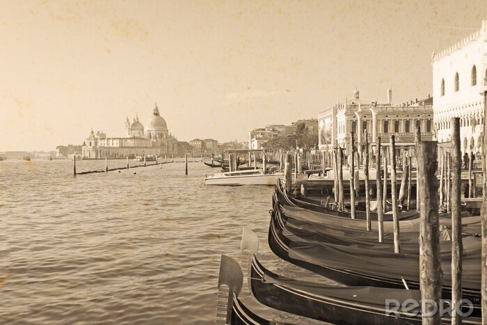Fotobehang Venetiaanse gondels in sepia