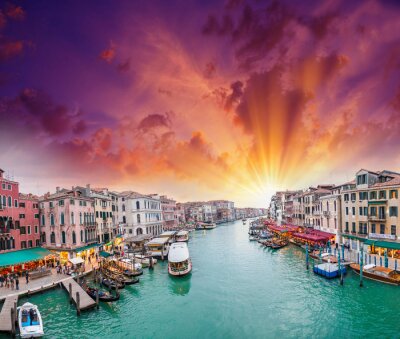 Venetiaanse officiële gondels en zonsondergang