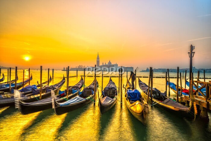 Fotobehang Venetië bij zonsondergang en gondels