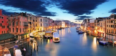Venetië en de Rialtobrug in de avond