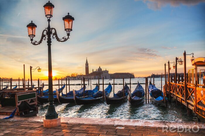 Fotobehang Venetië en gondels op het kanaal