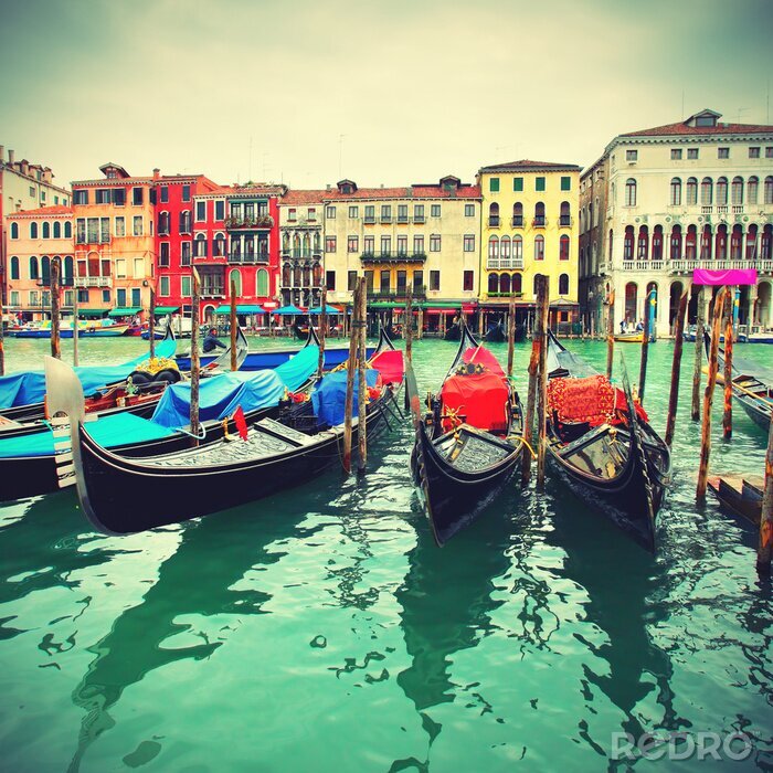 Fotobehang Venetië en kleurrijke gondels