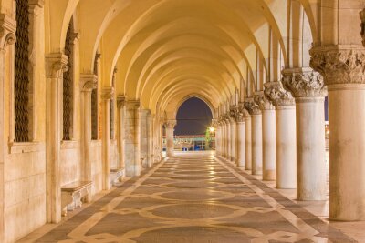 Fotobehang Venetië - Exterieur corridor van de Doge paleis in de schemering.