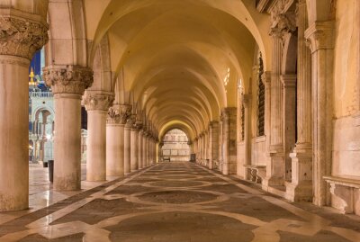 Fotobehang Venetië - Exterieur corridor van de Doge paleis in de schemering.