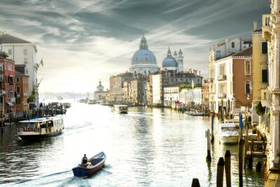 Venetië op de achtergrond van grijze wolken