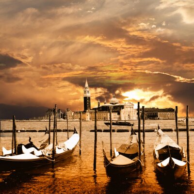 Fotobehang Venetië tegen de achtergrond van een dramatische lucht