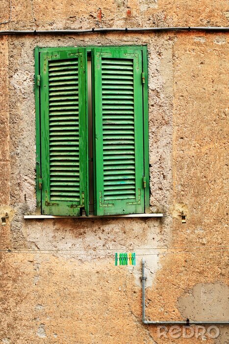 Fotobehang Venster gesloten oude groene houten luiken, Italië