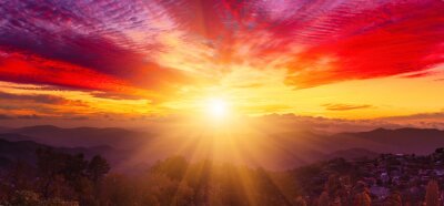 Verbazend berglandschap met kleurrijke levendige zonsondergang op de heldere hemel, natuurlijke outdoor reizen achtergrond