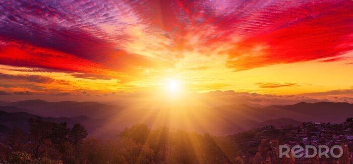 Fotobehang Verbazend berglandschap met kleurrijke levendige zonsondergang op de heldere hemel, natuurlijke outdoor reizen achtergrond