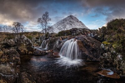 Fotobehang Verbazingwekkend natuurlijk landschap van Schotland. Een waterval met sneeuw behandelde berg op de achtergrond. Schotland is gewoon zo mooi.