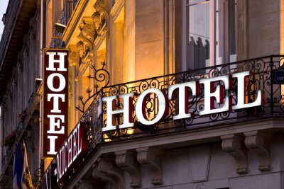 Verlichte Parijse hotel teken genomen in de schemering