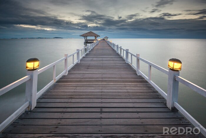 Fotobehang Verlichte pier in de avond