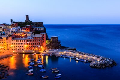 Fotobehang Vernazza Kasteel en de haven in de vroege ochtend in Cinque Terre, Ita