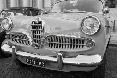 Fotobehang Verona, Italië - 6 januari: Klassieke oldtimers. Benaco Classic Autoclub organiseert een bijeenkomst genaamd "heks van de politieman" op Verona dinsdag 6 januari, 2015. De opbrengst wordt geschonken a