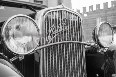 Fotobehang Verona, Italië - 6 januari: Klassieke uitstekende auto. Benaco Classic Autoclub organiseert een bijeenkomst genaamd &quot;heks van de politieman&quot; op Verona dinsdag 6 januari, 2015. De opbrengst wordt gesch