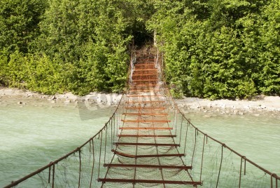 Fotobehang Verroeste hangbrug over de rivier