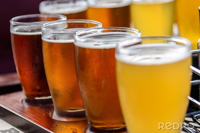 Fotobehang Verschillende kleuren bier in glazen