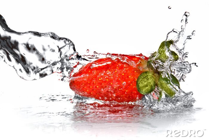 Fotobehang Verse aardbeien en water splash op een witte