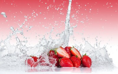 Verse aardbeien met water splash