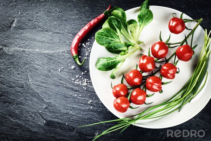 Fotobehang Verse maïs salade met cherry tomaten en bieslook. Gezond eten