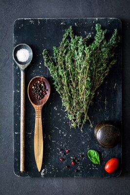 Fotobehang Verse tijm en kruiden op houten zwarte raad voor gezonde veganistisch koken van voedsel