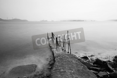 Fotobehang Verwaarloosde zwart-witte pier in de mist