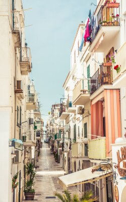 Fotobehang Vieste stad typische smalle witte straatjes, Apulië, Italië