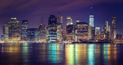 Vintage afgezwakt Manhattan skyline in de nacht, NYC, USA.