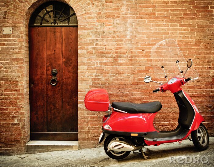 Fotobehang Vintage beeld van rode scooter op straat