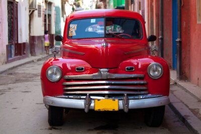 Fotobehang Vintage rode auto op de straat van de oude stad, Havana, Cuba