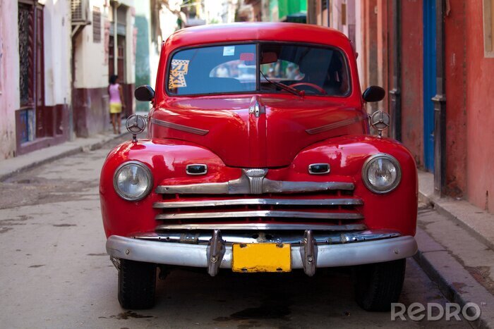 Fotobehang Vintage rode auto op de straat van de oude stad, Havana, Cuba