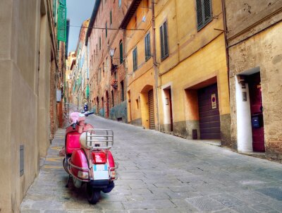 Fotobehang Vintage scène met Vespa op oude straat, Siena, Italië